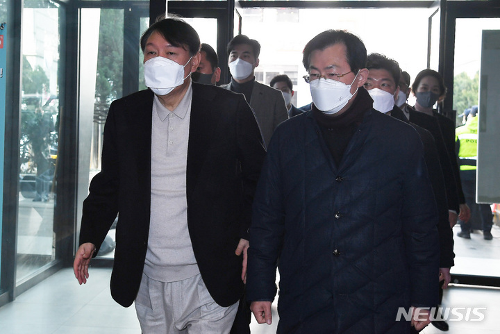 [서울=뉴시스] 김선웅 기자 = 윤석열 국민의힘 대선 후보가 9일 오후 서울 여의도 국민의힘 중앙당사로 들어서고 있다. (공동취재사진) 2022.01.09. photo@newsis.com