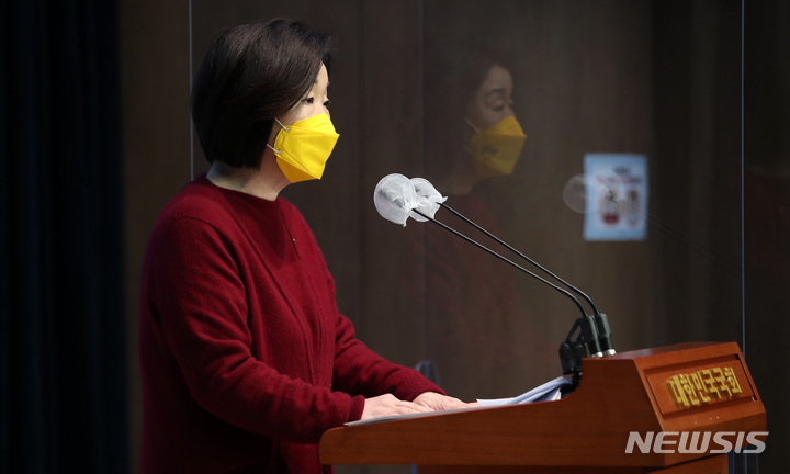 [서울=뉴시스] 김선웅 기자 = 심상정 정의당 대선 후보가 9일 오후 서울 여의도 국회 소통관에서 반려동물 생애 복지 공약을 발표하고 있다. 2022.01.09. mangusta@newsis.com
