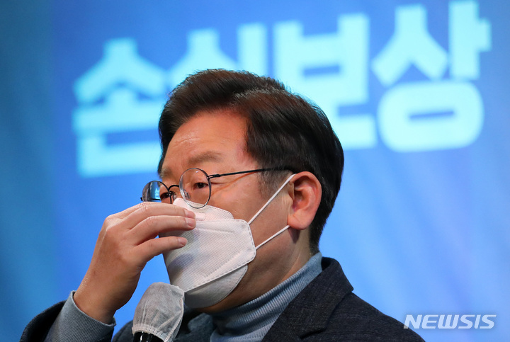 [서울=뉴시스] 국회사진기자단 = 이재명 더불어민주당 대선후보가 9일 오후 서울 종로구 대학로의 한 소극장에서 손실보장 사각지대 업종 소상공인들을 만나 간담회를 하고 있다. 2022.01.09. photo@newsis.com