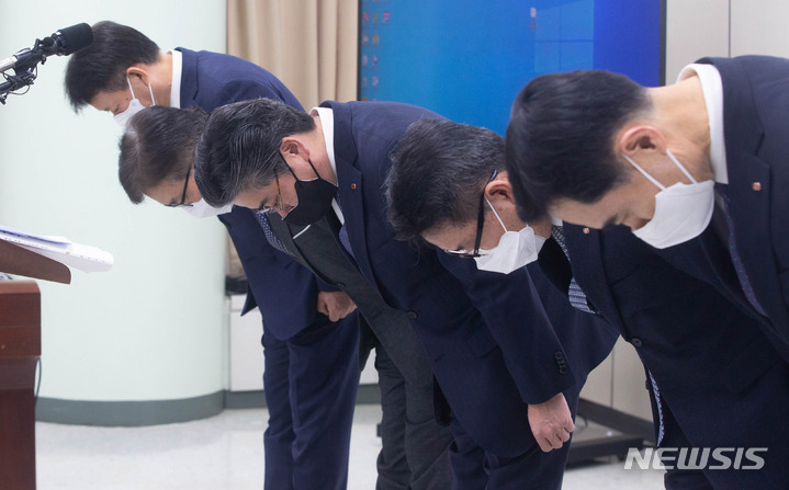 [서울=뉴시스] 추상철 기자 = 정승일(왼쪽 세번째) 한국전력공사 사장을 비롯한 임원진이 9일 오후 서울 서초구 한전 아트센터에서 기자회견을 열고 '한국전력 하청업체 노동자 감전 사망사고'와 관련 고개 숙여 사과를 하고 있다. (사진= 공동취재사진) 2022.01.09. photo@newsis.com