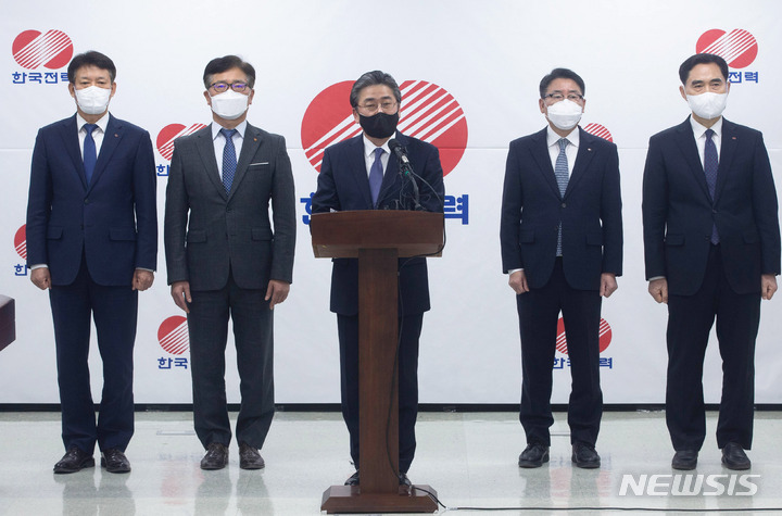 [서울=뉴시스] 추상철 기자 = 정승일(왼쪽 세번째) 한국전력공사 사장이 9일 오후 서울 서초구 한전 아트센터에서 '한국전력 하청업체 노동자 감전 사망사고'와 관련 기자회견을 열고 종합 재발방지대책을 발표하고 있다. (사진= 공동취재사진) 2022.01.09. photo@newsis.com