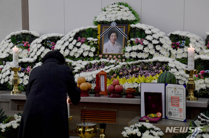 [광주=뉴시스] 변재훈 기자 = 이한열 열사의 어머니 배은심 여사가 별세한 9일 광주 동구 조선대병원 장례식장 내 빈소에 한 조문객이 분향하고 있다. 2022.01.09. wisdom21@newsis.com