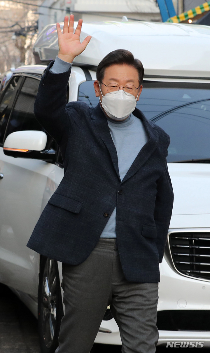 [서울=뉴시스] 국회사진기자단 = 이재명 더불어민주당 대선후보가 9일 오후 서울 마포구 홍대거리에서 시민들을 만나고 있다. 2022.01.09. photo@newsis.com