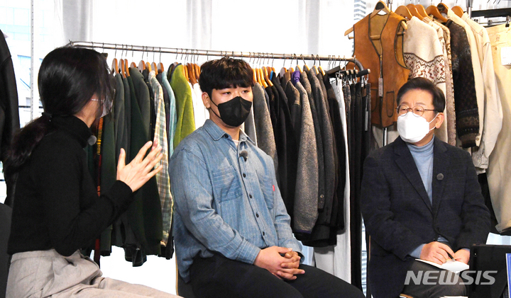 [서울=뉴시스] 국회사진기자단 = 이재명 더불어민주당 대선후보가 9일 오후 서울 마포구에 위치한 한 카페에서 배달노동자, 취업준비생, 대학생들과 '국민반상회'를 하고 있다. 2022.01.09. photo@newsis.com