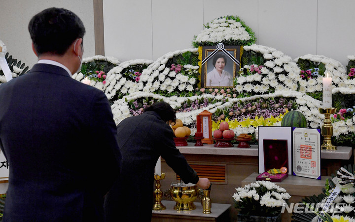 [광주=뉴시스] 변재훈 기자 = 이한열 열사의 어머니 배은심 여사가 별세한 9일 광주 동구 조선대병원 장례식장 내 빈소에 한 조문객이 분향하고 있다. 2022.01.09. wisdom21@newsis.com