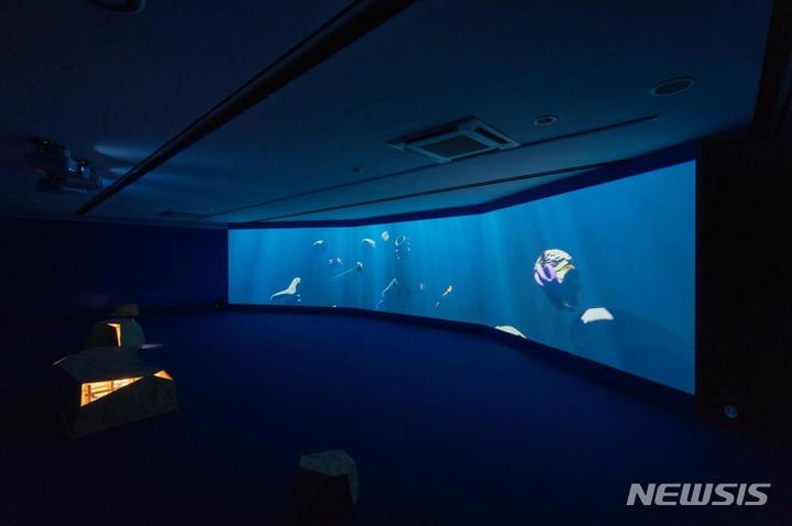 [서울=뉴시스]트러블 트래블 전시 전경, 2022, 사진: 김익현