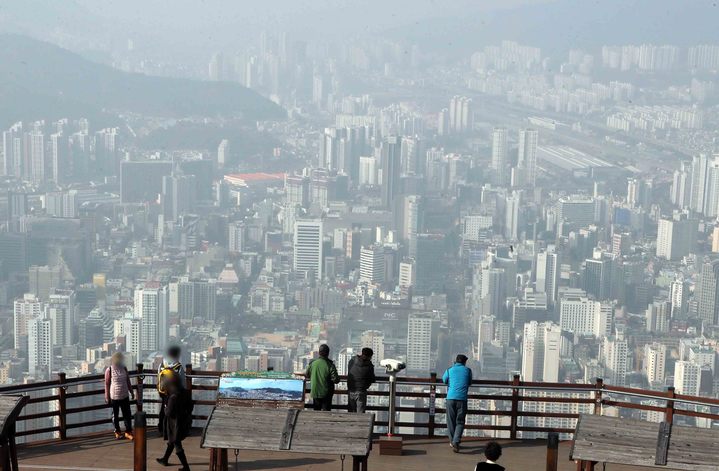 [부산=뉴시스] 하경민 기자 = 지난 1월 9일 미세먼지·초미세먼지 농도가 '나쁨' 단계를 보인 가운데 부산 황령산 봉수대 전망대에서 바라본 부산 도심.  *재판매 및 DB 금지