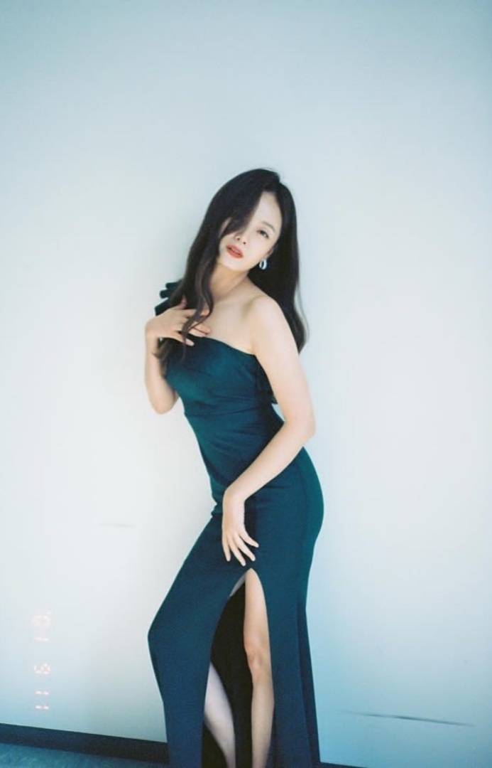 [서울=뉴시스] '런닝맨 막내' 전소민, '쇼윈도'서는 섹시美 갑 그 자체..."치명적인 비주얼" 2022.01.10 (사진=전소민 SNS 제공) photo@newsis.com*재판매 및 DB 금지 *재판매 및 DB 금지