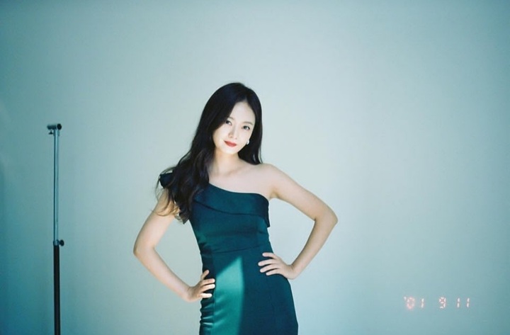 [서울=뉴시스] '런닝맨 막내' 전소민, '쇼윈도'서는 섹시美 갑 그 자체..."치명적인 비주얼" 2022.01.10 (사진=전소민 SNS 제공) photo@newsis.com*재판매 및 DB 금지 *재판매 및 DB 금지