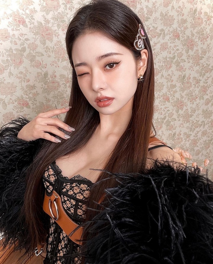 [서울=뉴시스] 프리지아, 유럽풍 코르셋 입고 공주님으로 완벽 변신..."섹시하다 섹시해~" 2022.01.10 (사진=프리지아 SNS 제공) photo@newsis.com*재판매 및 DB 금지 *재판매 및 DB 금지