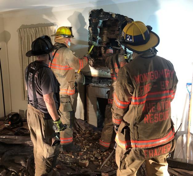 [서울=뉴시스] 지난 8일 미국 메릴랜드주 몽고메리 카운티 한 가정집 굴뚝을 통해 침입하던 강도로 추정되는 남성이 굴뚝에 갇혀 신고를 받고 출동한 소방관들에 구조됐다. (출처 : 트위터 갈무리) 2022.01.10. *재판매 및 DB 금지