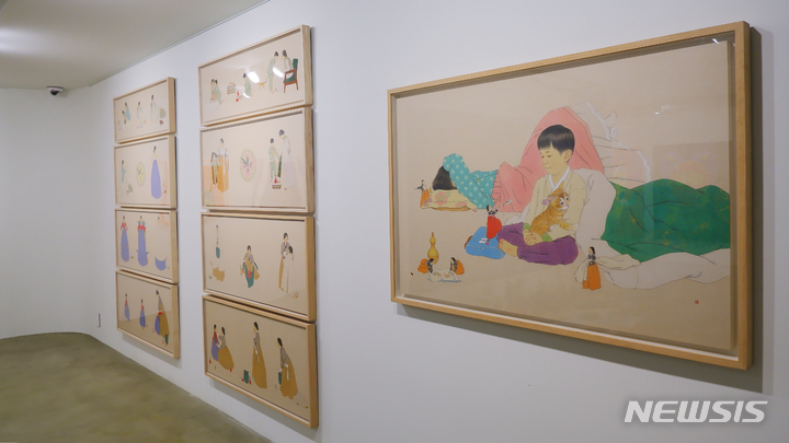 [서울=뉴시스]호리아트스페이스, '왜 호랑이는 고양이가 되었나' 전시 전경(신선미 작가 작품)