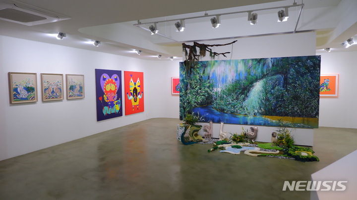 [서울=뉴시스]왜 호랑이는 고양이가 되었나 전시전경(호리아트스페이스. 왼쪽부터 곽수연, 서은선, 박현지)