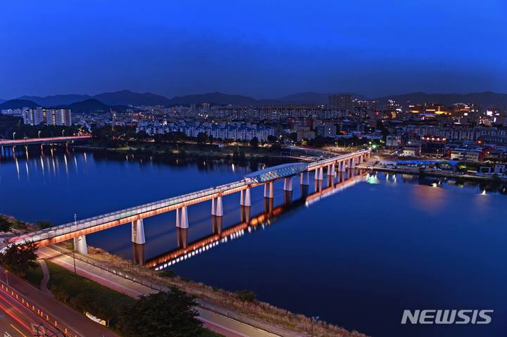 [대구=뉴시스] 이지연 기자 = 대구 동구 아양기찻길 야경. (사진=동구청 제공) 2022.01.10. photo@newsis.com