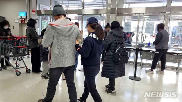 [르포]"인증, 어떻게 하더라…" 마트·백화점 손님들 진땀