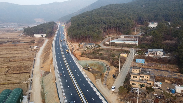 [거제=뉴시스] 신정철 기자= 거제 동서간 연결도로는 거제면에서 상문동까지 기존 20분에서 5분 내외로 이동이 가능하다.(사진=거제시 제공).2022.01.10. photo@newsis.com *재판매 및 DB 금지