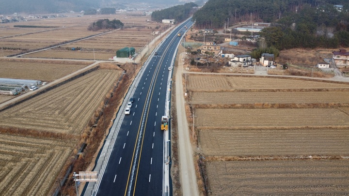[거제=뉴시스] 신정철 기자= 지난 50여 년간 경남 거제시민 모두의 오랜 숙원이었던 '거제 동서간 연결도로'가 10일 오전 7시를 기하여 임시 개통됐다. 거제 동서간 연결도로는 거제면 오수리에서 상문동을 잇는 총 연장 4.06km(터널 1.6km, 접속도로 2..46km)로 사업비 약 750억 원을 들여 2016년 7월 착공한지 5년 6개월여 만에 개통됐다..(사진=거제시 제공).2022.01.10. photo@newsis.com *재판매 및 DB 금지