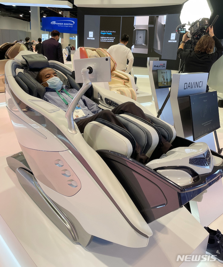 [서울=뉴시스] 바디프랜드 부스에서 관람객이 체성분 측정 기능이 적용된 '다빈치' 안마의자를 체험하고 있다. (사진= 바디프랜드 제공) 2022.01.10