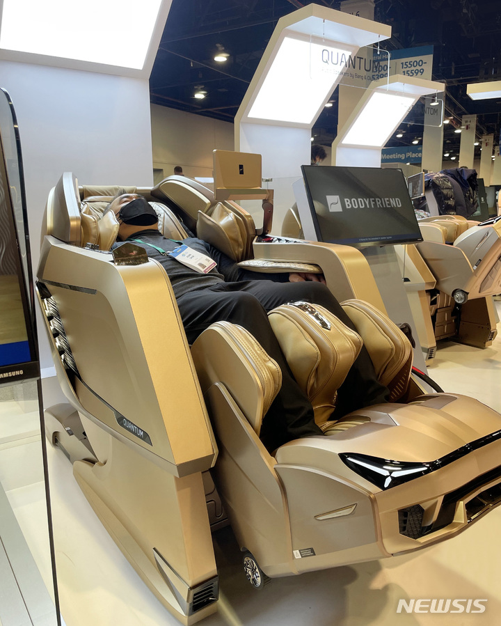 [서울=뉴시스] 관람객이 바디프랜드 부스에서 '퀀텀' 안마의자를 체험하고 있다. '퀀텀'은 오디오 전문 브랜드 뱅앤올룹슨과의 파트너십을 통해 탄생했다. (사진= 바디프랜드 제공) 2022.01.10