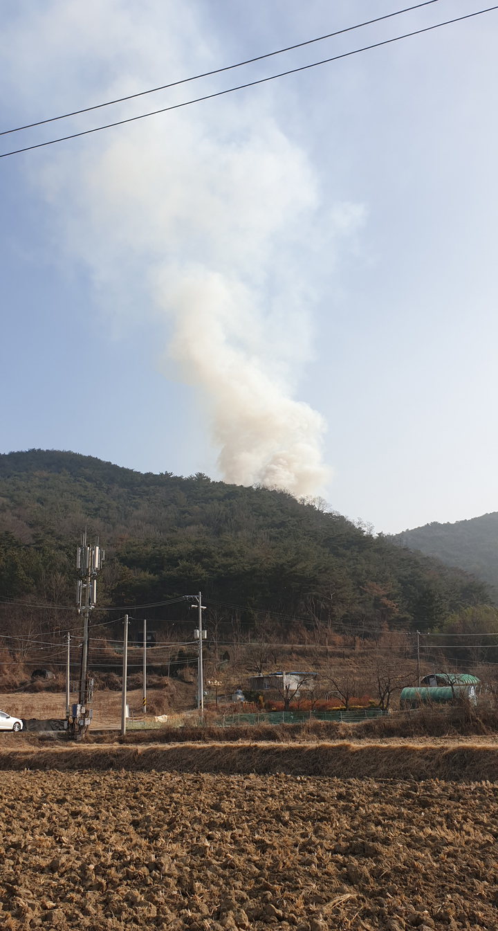 밀양시시 부북면 덕곡리 한 야산에서 산불이 발생했다.(사진=경남소방본부 제공) *재판매 및 DB 금지