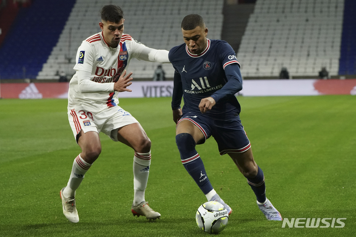 [리옹=AP/뉴시스] 올림피크 리옹의 브루노 기마랑이스(왼쪽)와 파리 생제르맹의 킬리안 음바페가 지난달 10일 프랑스 리옹에서 열린 프랑스 리그앙 경기에서 볼다툼을 하고 있다. 2022.02.08.