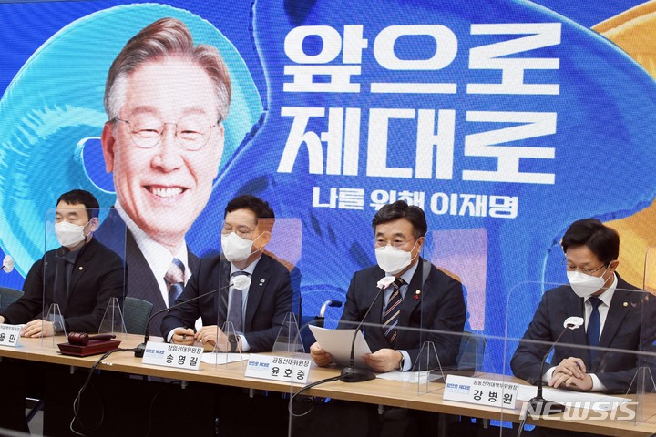 [서울=뉴시스] 김선웅 기자 = 윤호중 더불어민주당 공동선대위원장이 10일 서울 여의도 더불어민주당 중앙당사에서 열린 중앙선거대책회의에서 발언하고 있다. (공동취재사진) 2022.01.10. photo@newsis.com