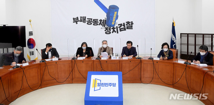 [서울=뉴시스] 최진석 기자 = 최강욱 열린민주당 대표가 10일 서울 여의도 국회에서 열린 열린민주당 최고위원회의에서 발언을 하고 있다. (공동취재사진) 2022.01.10. photo@newsis.com