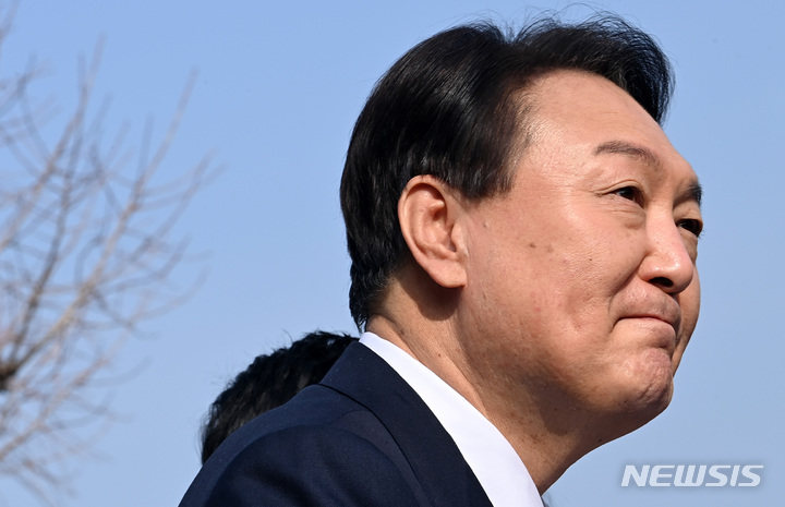 [인천=뉴시스] 국회사진기자단 = 윤석열 국민의힘 대선 후보가 10일 오전 인천역 앞 광장에서 산업화·교역일번지 인천지역 공약을 발표한 후 지지자들과 인사하고 있다 2022.01.10. photo@newsis.com