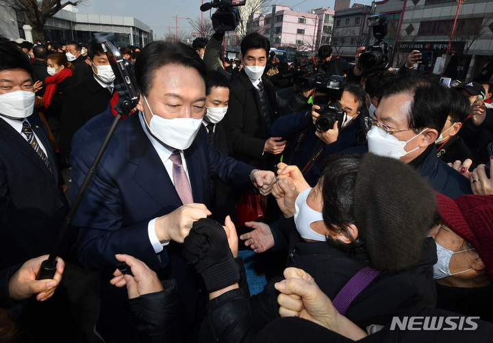 [인천=뉴시스] 국회사진기자단 = 윤석열 국민의힘 대선 후보가 10일 오전 인천역 앞 광장에서 산업화·교역일번지 인천지역 공약을 발표한 후 지지자들과 인사하고 있다 2022.01.10. photo@newsis.com