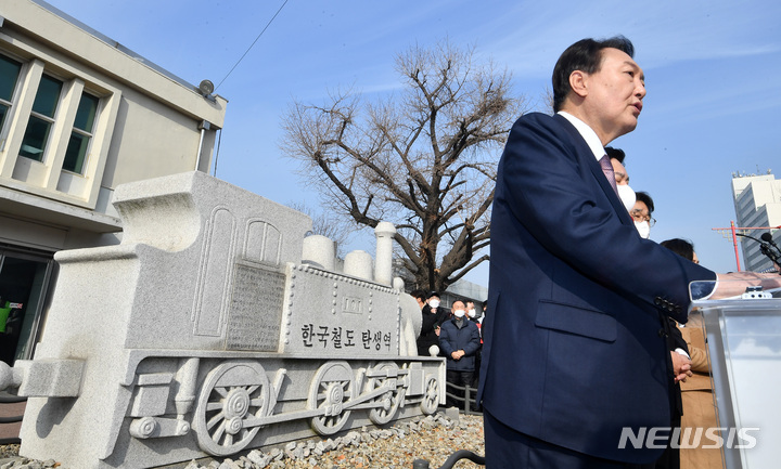 [인천=뉴시스] 국회사진기자단 = 윤석열 국민의힘 대선 후보가 10일 오전 인천역 앞 광장에서 산업화·교역일번지 인천지역 공약을 발표한 후 취재진 질문에 답변하고 있다 2022.01.10. photo@newsis.com