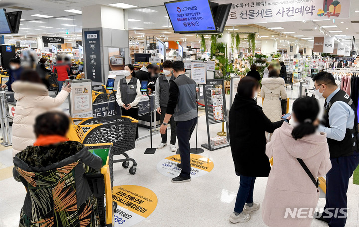 [광주=뉴시스] 변재훈 기자 = 대형 유통 점포 대상 방역패스(접종증명·음성확인제) 의무화 시행 첫 날인 10일 오전 광주 서구 한 대형마트에서 시민들이 QR코드 출입 인증을 하기 위해 줄을 서고 있다. 2022.01.10. wisdom21@newsis.com