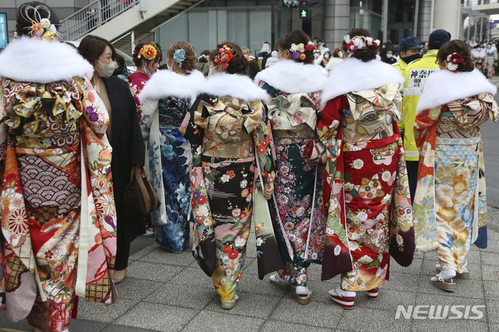 [요코하마=AP/뉴시스] 지난 1월10일 일본 요코하마에서 성년의 날을 맞아 기모노를 입은 여성들이 거리를 걷고 있다. 2022.11.28. *사진은 기사와 직접적인 관련 없음. 