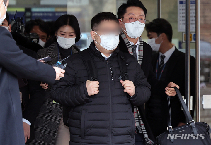 [서울=뉴시스] 조성우 기자 = 대장동 개발 특혜·비리 의혹 사건 첫 공판이 열린 10일 오후 서울 서초구 서울중앙지방법원에서 정영학 회계사가 공판이 끝난 뒤 청사를 떠나고 있다. (공동취재사진) 2022.01.10. photo@newsis.com