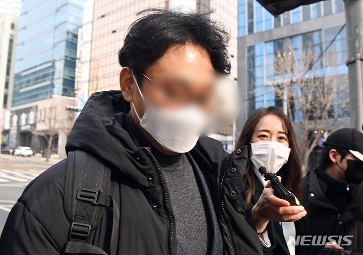 [서울=뉴시스] 조성우 기자 = 대장동 개발 특혜·비리 의혹 사건 첫 공판이 열린 지난 1월10일 오후 서울 서초구 서울중앙지방법원에서 정민용 변호사가 공판이 끝난 뒤 청사를 떠나고 있다. (공동취재사진) 2022.01.10. photo@newsis.com