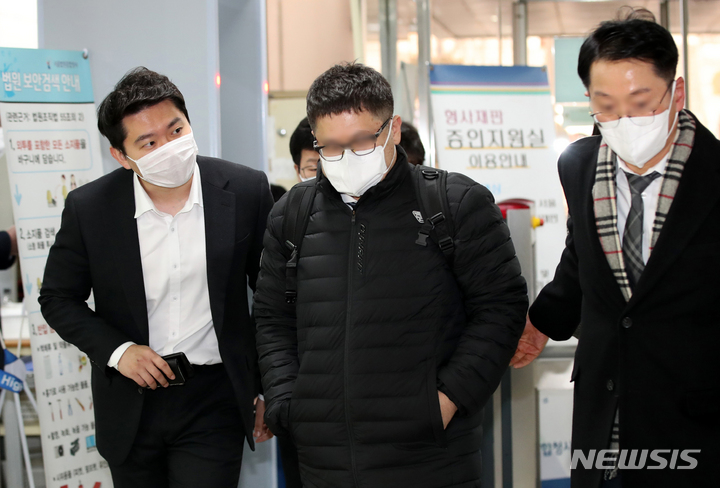 [서울=뉴시스] 조성우 기자 = 대장동 개발 특혜·비리 의혹 사건 첫 공판이 열린 지난 1월10일 오후 서울 서초구 서울중앙지방법원에서 정영학 회계사가 공판이 끝난 뒤 청사를 떠나고 있다. (공동취재사진) 2022.01.10. photo@newsis.com