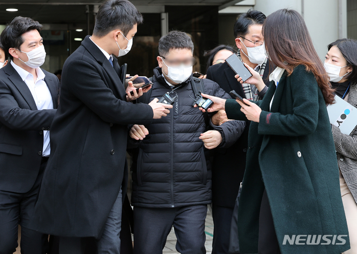 [서울=뉴시스] 조성우 기자 = 대장동 개발 특혜·비리 의혹 사건 첫 공판이 열린 10일 오후 서울 서초구 서울중앙지방법원에서 정영학 회계사가 공판이 끝난 뒤 청사를 떠나고 있다. (공동취재사진) 2022.01.10. photo@newsis.com