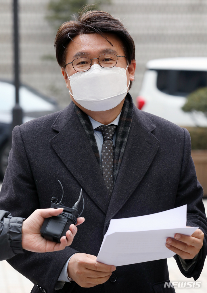 [서울=뉴시스] 조성우 기자 = 황운하 전 울산경찰청장(현 더불어민주당 의원)이 10일 오후 서울 서초구 서울중앙지방법원에서 열린 청와대 하명 수사 및 선거 개입 의혹 공판에 출석하기 전 기자회견을 하고 있다. 2022.01.10. xconfind@newsis.com