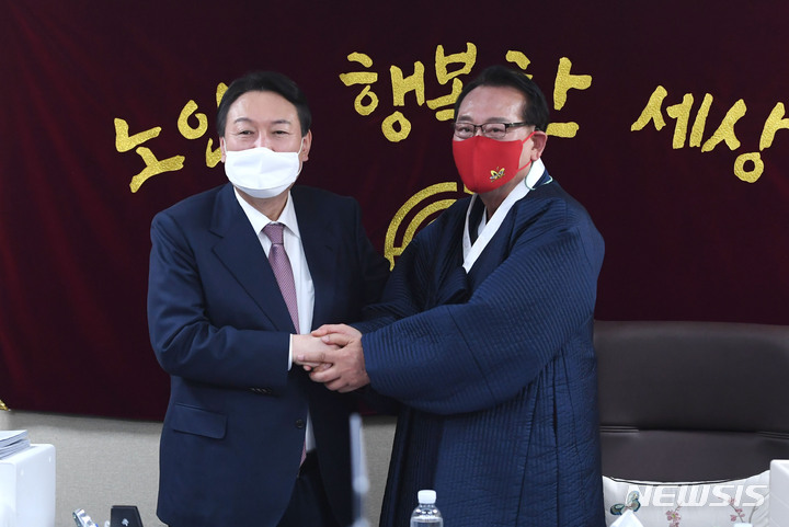 [서울=뉴시스] 국회사진기자단 = 윤석열 국민의힘 대선 후보가 10일 서울 용산구 대한노인회를 방문해 김호일 회장과 인사하고 있다2022.01.10. photo@newsis.com