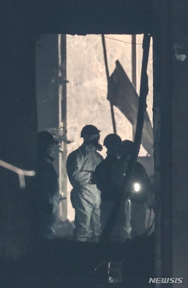 [평택=뉴시스] 김종택 기자 = 소방관 3명이 순직한 경기도 평택 냉동창고 신축 공사장 화재현장에서 10일 오전 경찰과 소방, 국과수 등 관계자들이 합동감식을 하고 있다. (공동취재사진) 2022.01.10. photo@newsis.com