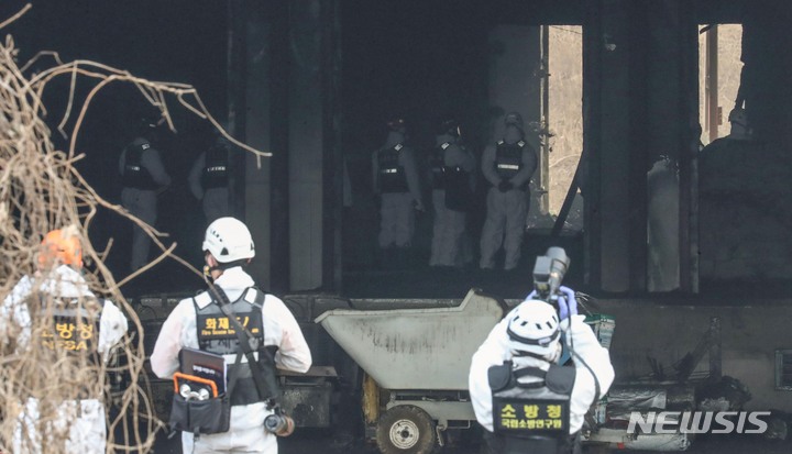 [평택=뉴시스] 김종택 기자 = 소방관 3명이 순직한 경기도 평택 냉동창고 신축 공사장 화재현장에서 10일 오전 경찰과 소방, 국과수 등 관계자들이 합동감식을 하고 있다. (공동취재사진) 2022.01.10. photo@newsis.com