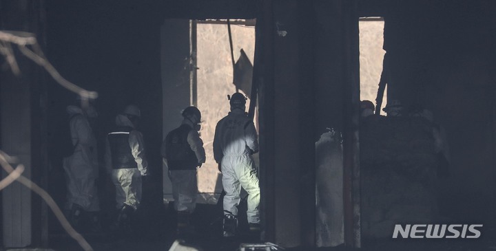 [평택=뉴시스] 김종택 기자 = 소방관 3명이 순직한 경기도 평택 냉동창고 신축 공사장 화재현장에서 지난 10일 오전 경찰과 소방, 국과수 등 관계자들이 합동감식을 하고 있다. (공동취재사진) 2022.01.10. photo@newsis.com