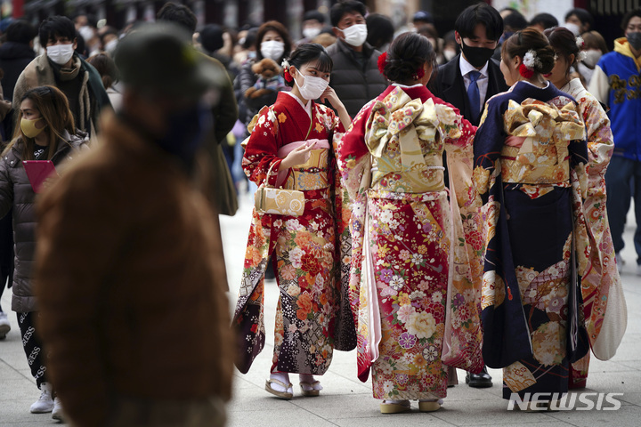 [도쿄=AP/뉴시스]10일 일본 도쿄 거리의 성년의 날 축하 인파. 2022.1.10.