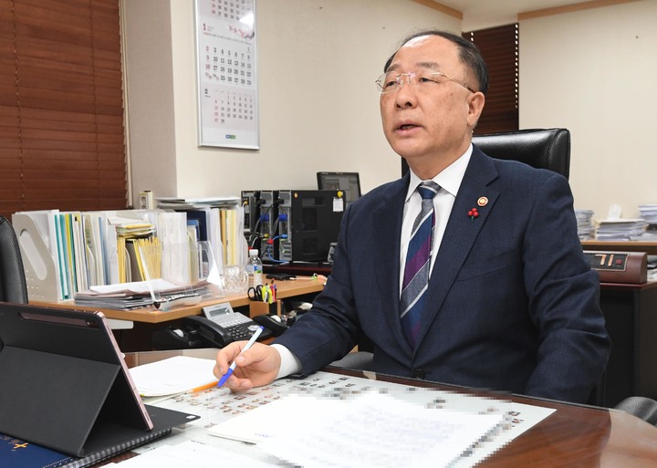[서울=뉴시스] 홍남기 부총리 겸 기획재정부 장관이 10일 서울 종로구 정부서울청사에서 화상으로 기획재정부 확대간부회의를 주재하고 있다. (사진=기획재정부 제공) 2022.01.10. photo@newsis.com *재판매 및 DB 금지