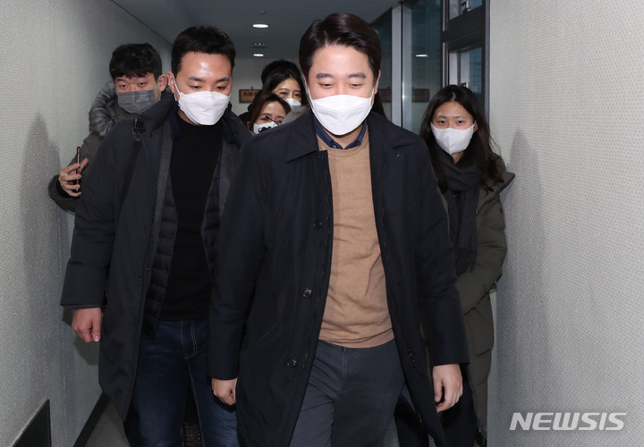 [서울=뉴시스] 국회사진기자단 = 이준석 국민의힘 대표가 10일 오후 서울 종로구에 위치한 김종인 전 총괄선대위원장의 사무실에서 김 전 위원장과 회동을 마친 후 사무실을 나서고 있다. 2022.01.10. photo@newsis.com