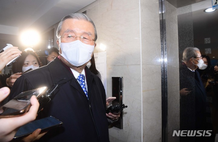 [서울=뉴시스] 국회사진기자단 = 김종인 전 국민의힘 총괄선대위원장이 10일 오후 서울 종로구에 위치한 자신의 사무실에서 이준석 국민의힘 대표와 회동을 마친 후 사무실을 나서고 있다. 2022.01.10. photo@newsis.com