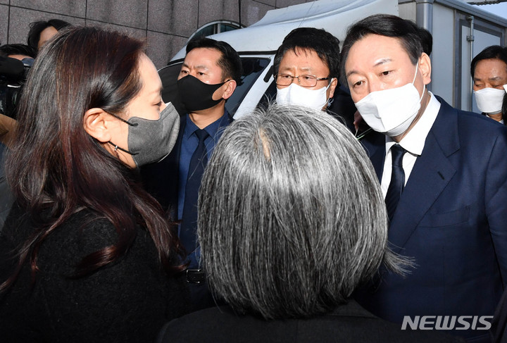 [광주=뉴시스] 변재훈 기자 = 윤석열 국민의힘 대선 후보가 10일 오후 고(故) 이한열 열사의 모친 배은심 여사의 빈소를 찾은 가운데 조문을 사양하겠다는 장례위 관계자들과 대화를 하고 있다. 2022.01.10. wisdom21@newsis.com