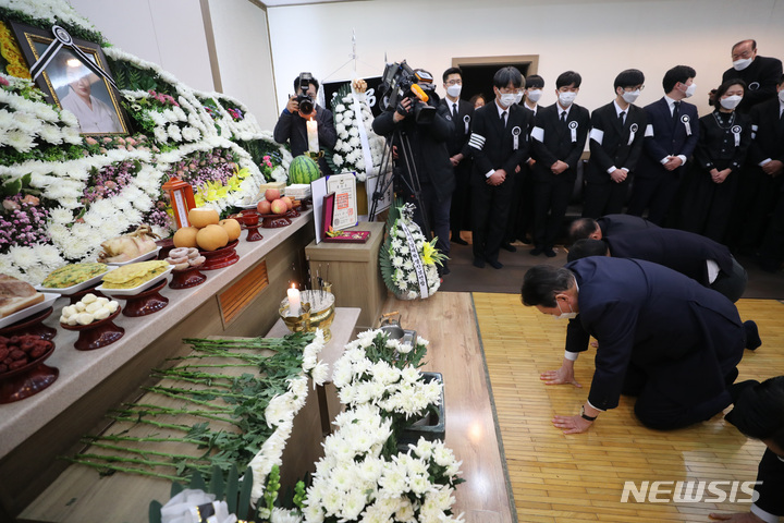 [광주=뉴시스] 변재훈 기자 = 윤석열 국민의힘 대선 후보가 10일 오후 광주 동구 조선대병원 장례식장에 마련된 고(故) 이한열 열사의 모친 배은심 여사의 빈소를 찾아 조문하고 있다. (사진=공동취재사진) 2022.01.10. photo@newsis.com