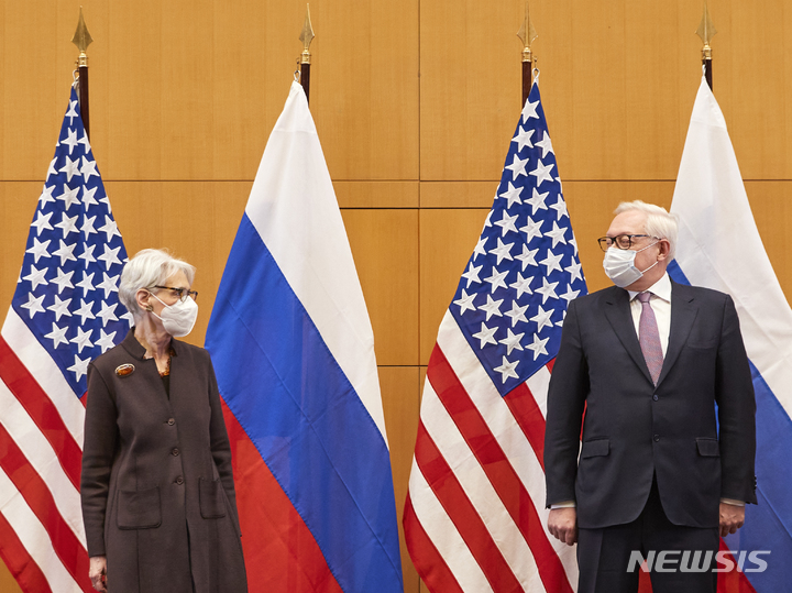 [제네바=AP/뉴시스] 웬디 셔먼 미 국무부 부장관(왼쪽)과 세르게이 랴브코프 러시아 외무부 차관(오른쪽)이 10일(현지시간) 스위스 제네바에서 우크라이나 긴장과 관련한 미·러 안보 회의 전 나란히 포즈를 취하고 있다. 2022.01.11.