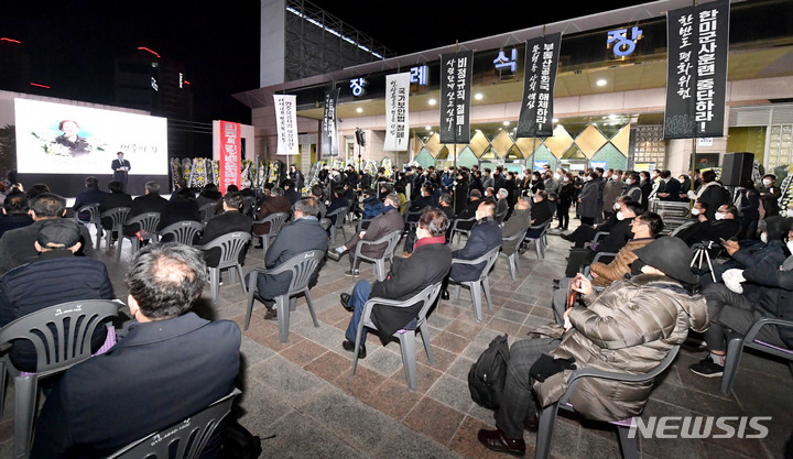 [광주=뉴시스] 변재훈 기자 = 고(故) 이한열 열사의 어머니 배은심 여사의 발인을 앞둔 10일 오후 광주 동구 조선대병원 장례식장 빈소 주변에서 고인을 추모하는 사회장 '추도의 밤' 행사가 열리고 있다. 2022.01.10. wisdom21@newsis.com