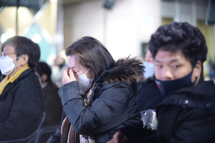 [광주=뉴시스] 김혜인 기자 = 한 시민이 10일 오후 광주 동구 조선대병원 장례식장에서 '민주의 길 배은심 어머니 사회장 추도의 밤' 추도식에 참석해 눈물을 닦고 있다. 2022.01.10.hyein0342@newsis.com